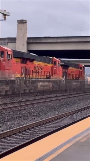 Short fast Bnsf intermodal train passes auburn station