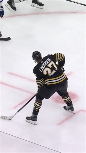 HAMPUS LINDHOLM 🤩 HE ANSWERS RIGHT AWAY AND THIS #GAME7 IS TIED! #StanleyCup 🇺🇸: ABC & ESPN ➡️ spr.ly/6184uryQp 🇨🇦: Sportsnet or stream on Sportsnet ➡️ spr.ly/6185uryQV | NHL