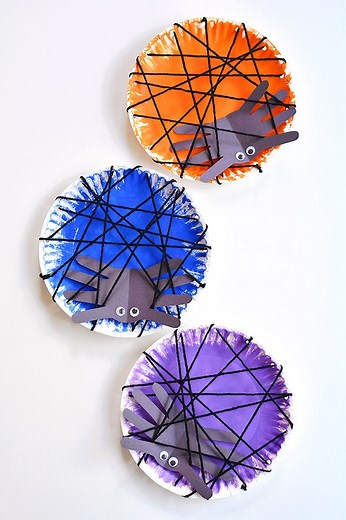 HANDPRINT SPIDER CRAFT - so cute! Instructions >> https://onelittleproject.com/handprint-spider-craft/ | One Little Project