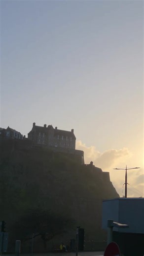 Edinburgh Castle glowing from every angle on the Edinburgh Tour ✨️ #EdinburghCastle #EdinburghBusTours #GoldenHour