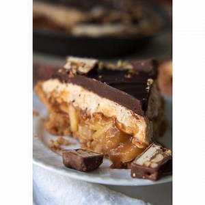 SNICKERS APPLE PIE has a caramel apple filling layered with nougat, and chocolate peanut butter topping held in an easy press in peanut pie crust. RECIPE: https://www.mamagourmand.com/snickers-salted-caramel-apple-pie/ | MamaGourmand