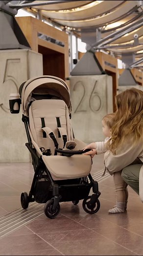 6.6K views · 3 comments | Se den nye Easy Fly Lux 4 fra Beemoo!  www.jollyroom.dk/varemarker/beemoo/easy-fly Klapvognen har nye tekstiler, og opbevaringskurven har et opdateret design. Vognen har også ny selejustering samt en opdateret kaleche med lynlås og kighul. Se alt det nye via linket!   #jollyroomdk #børn #viforældre #termin2024 #klapvogn #beemoo #easyflylux4 | Jollyroom.dk | Facebook