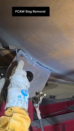 Fcaw welding slag Removal #weld #welding #weldernation #slag #remove #hammer #fcawWelding #contruction #reels #fyp | Mohammad Solli