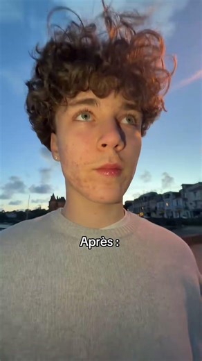 Je sais pas le gloss est de quelle marque mais en tout cas il pue mais elle elle en a plus dcp 🤣🤣