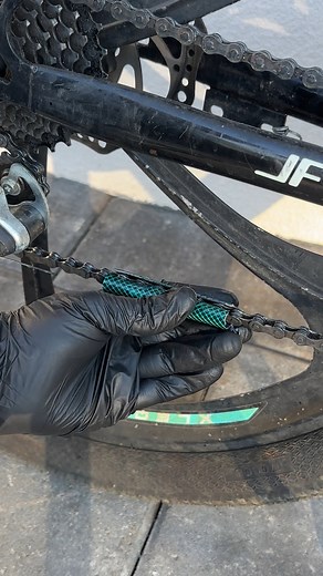 172K views · 274 reactions | Easy bike chain lubrication tips | Genius Club | Facebook
