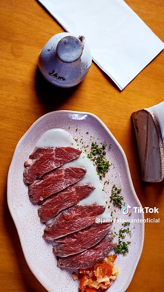JAM - Japanese Food, Arts & Music. Para quem ama Comida Japonesa o JAM é o lugar perfeito. Cardápio com variedades, música ao vivo e ambiente a luz de velas. Venha sentir essa experiência! ♥