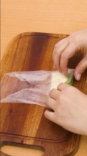 ライスペーパーでつつみ込むように・・・ 丁寧に工程を見たい人はアプリで「チーズささみのライスペーパー包み揚げ」と検索！ #ささみ #ライスペーパー #ライスペーパーレシピ