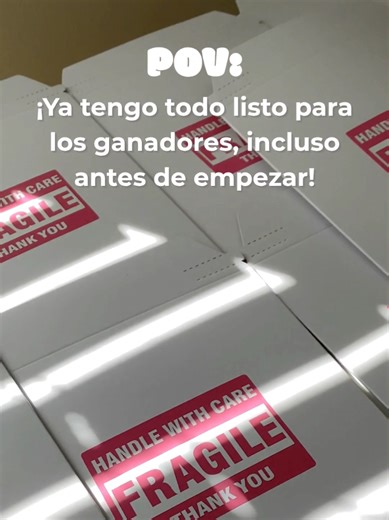 ✨️ Los detalles del sorteo 👇 Nota solo en Estados Unidos por correo 📬 🥇 PREMIO PRINCIPAL: Una ganadora recibirá un llavero de resina de glitter ✨️ y una sticker y sticker sheet 🥈 SEGUNDOS: ¡9 ganadores recibirán un sticker y un sticker sheet de mi colección! 🧸CÓMO PARTICIPAR: Tarea de participación: