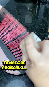 Mira este truco, es excelente para recoger los pelo sin que se peguen a la escoba #tipsandtricks #losabias #trucos #ideas #tips | Ventana de Tips y Recetas