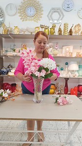 8.8K views · 270 reactions | ¡Dale un toque de elegancia y frescura a tu hogar con nuestros arreglos florales en jarrones de cristal! ✨ Descubre cómo crear composiciones únicas que llenarán tu espacio de belleza y armonía. ¡Haz de cada día una celebración con flores que iluminan tu vida! #ArreglosFlorales #JarronesDeCristal #Decoraciónhogar | Sally's Decoración | Facebook