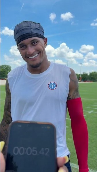 Stealing 5 seconds of our players time 😂 #tennesseetitans #prank #time