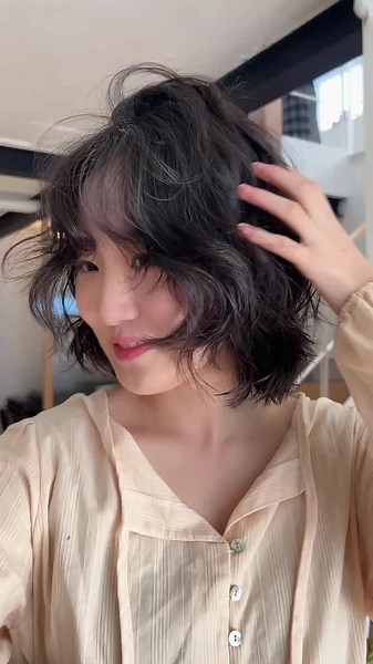 자연스러운 볼륨감을 주는 레이어드컷 얼굴선에 따라 흐르는 웨이브가 어우러진 디자인 사랑스러운 느낌을 더해주는 단발 빈티지펌➿ #단발빈티지펌 #어몽헤어홍대합정점 #kbeauty #bobperm #bobstyle #韩国美妆 #ins风 #홍대 #합정 #연남 #망원