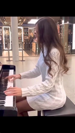 This video hit 23 Million views on YouTube❕️🤍 ・ ・ ・ #ladyva #boogiewoogie #boogiewoogiepiano #piano #drk #brendankavanagh #live #publicpiano | Ladyva