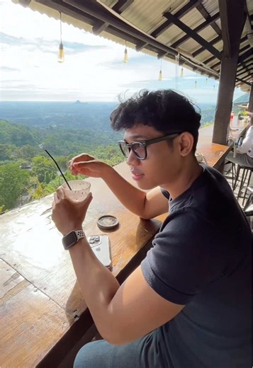 Cafe dengan view tercantik di Bengkulu, Coba kalian komen ada yang udah pernah ke sini? Oh iya, klo nongkrong nggk afdol nggk di klo nggk ngabadikan momen. Nah cara jitu aku ngelawan sinyal lemot tinggal gunai Orbit dari Telkomsel. * Internetan bisa di mana aja dengan Orbit, tinggal bawa devicenya! * Jaringan Telkomsel yang stabil, cocok untuk kerja, gaming, dan streaming. Tanpa kontrak, tanpa teknisi, kuota bisa disesuaikan.` ##cafebengkulu##kulinerbengkulu##jajananbengkulu##likusembilanbengkul