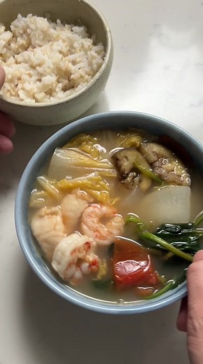 if you’re a fan of tom yum but haven’t tried sinigang you might be missing out on your next favorite soup. also i kind of realized that all these sick meals have just become love letters to my favorite asian packaged shortcuts 😅 #filipinofood #sinigang #easyrecipe #sickmeals #seafood #asiancooking #semihomemade
