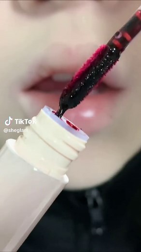 Enhance Your Lip Look with Glossy Techniques