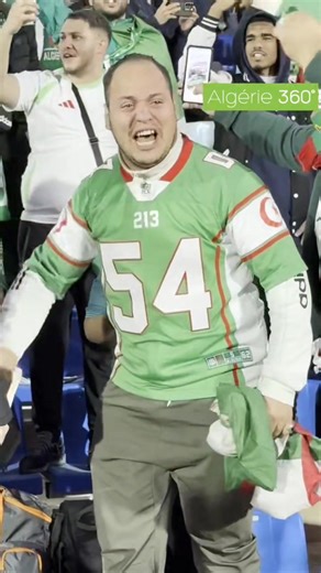 Malgré l’élimination, les supporters de l’équipe nationale d’Algérie, dont certains en larmes, ont scandé haut et fort « one, two, three, viva l’Algérie », tout en agitant des billets d’argent pour protester contre un arbitrage jugé scandaleux. | Algerie360.com