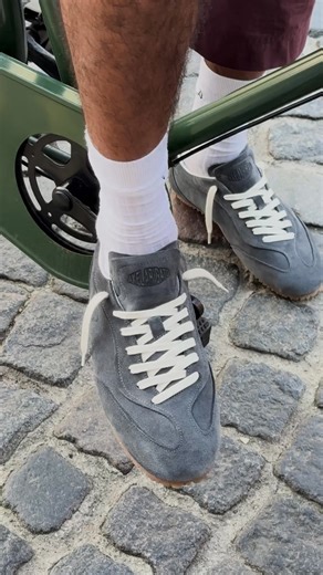 The Daze Runner offers a pared-back reinterpretation of the classic low-profile sneaker, simplified into a clean four-piece construction. | Axel Arigato