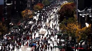 La maratón de Nueva York 2025: una "marea" de corredores inundan las calles de NYC