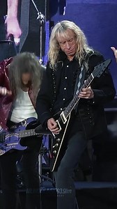 História sendo feita no palco! Quando o Metallica e Brian Tatler do Diamond Head se unem pra tocar Am I Evil?, não é só um cover – é um tributo às raízes do metal. James Hetfield não segurou a emoção e chamou o riff de um dos mais pesados já escritos. Difícil discordar, né? A influência do Diamond Head no Metallica vem de longe, os caras já gravaram essa música como lado B de Creeping Death em 1984 e tocam ela ao vivo há décadas. Agora, ver essa parceria acontecendo no palco só mostra como o met