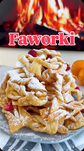 Eliza_betka ➡ zdrowym być on Instagram: "Karnawał trwa, nie musisz czekać do tłustego czwartku! Takie pyszne chrupiące chruściki możesz jeść cały rok. Przetestuj przepis i zrób, są najlepsze z najlepszych. Pamiętaj tylko o skutecznym użyciu wałka i dobrym zbiciu ciasta, tu możesz puścić wodze fantazji i trzaskać do woli. Im lepiej ciasto zbite, tym delikatniejsze i mocniej chrupiące. Przepis: ➡️ 2 szklanki mąki ( ok 300 g) ➡️ 4 żółtka r. L ➡️ 1 łyżeczka cukru ➡️ 2 łyżki oleju ➡️ 5 łyżek gęstej ś