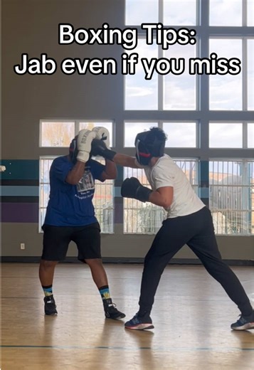 As a beginner get used to throwing your jab #boxing #boxingtips #boxingtraining🥊 #boxingskills #boxingfundamentals