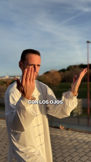 COMENTA: BUDA Hay formas que no solo se practican… se viven. Las Palmas de Buda es una de ellas. Una secuencia budista de Chi Kung con más de 50 movimientos que equilibran el cuerpo, la mente y la energía. Te enseño paso a paso cómo comprenderla, respirarla y sentirla, porque no se trata solo de moverse, sino de entender lo que estás cultivando dentro. Quienes la practican notan que duermen mejor, tienen menos ansiedad y más claridad mental. Y lo más bonito: sienten cómo su energía se vuelve más