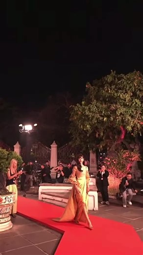 Lisa's Elegance: A Blackpink Star in Thailand