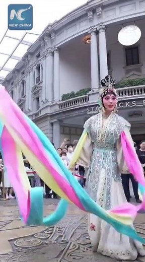 Peking Opera flash mob lights up Tianjin street