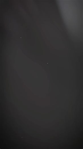 Tôi và Chu Kinh Từ cùng lúc trọng sinh. Kiếp trước, anh ta tay trắng lập nghiệp, chúng tôi thì yêu thương nhau đến tận cuối đời. Trước khi nhắm mắt, anh ta vẫn nắm chặt tay tôi, đôi mắt đỏ hoe: “An Ninh, kiếp sau anh vẫn muốn gặp lại em.” Thế nhưng lần này… Anh ta từ một chàng trai nghèo vô danh, vươn lên thành ông trùm thương giới với khối tài sản trăm tỷ. Còn tôi, vì anh ta mà từ chối mọi cuộc liên hôn, chờ đợi suốt năm năm ròng, nhưng vẫn không đợi được một lời cầu hôn. Ngược lại, trên bảng h