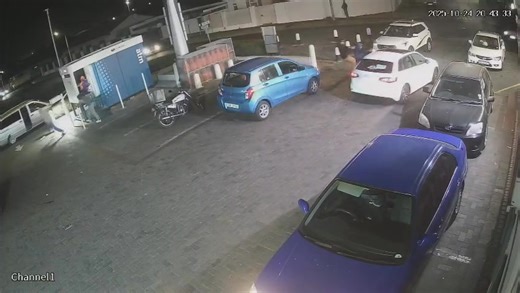 Surveillance footage captures a terrifying moment as a couple comes under fire at a garage in Surrey Estate #shooting #surreyestate #garage #gangster #athlone #gunviolenceawareness Read more here: https://capeargus.co.za/weekend-argus/2025-10-28-watch-bloodshed-in-cape-town-over-20-shootings-reported-in-a-single-weekend/ | Weekend Argus