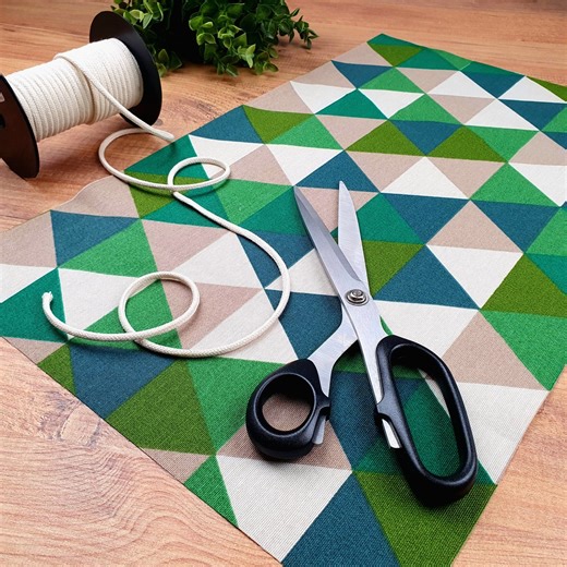 447K views · 2.9K reactions | As easy as pie! 朗 It's almost magic! Grab a scrap of fabric and whip up a cute little pouch for your self-care goodies! | DIY Vakti | Facebook