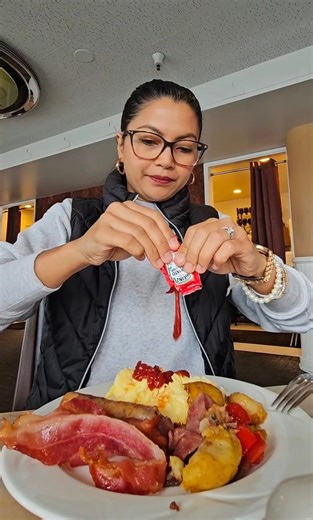 Breakfast Buffet for $28 at the Promenade Cafe inside the @thequeenmary They offer American breakfast like scrambled eggs, sausage, bacon, breakfast potatoes, pancakes, toast, fruit bar and a pastry bar. You can also order a la carte from their breakfast menu. 📍Promenade Cafe The Queen Mary 1126 Queens Highway, Long Beach, CA 90802 | Hungrycakes