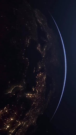 @galaxclic on Instagram: "Bonne année à toutes et à tous ✨ La Terre fonce à 100 000 km/h autour du Soleil. Et malgré cette vitesse, il lui faut 365 jours pour faire un tour complet. Mais sur certaines planètes, une année dure tellement longtemps que tu ne fêterais jamais le Nouvel An. Pour les planètes plus proches du Soleil que la Terre, Mercure et Vénus, une année dure 88 et 225 jours. D’ailleurs, sur Vénus, un jour dure plus longtemps qu’une année. Sur Mars, la planète rouge, une année dure 6