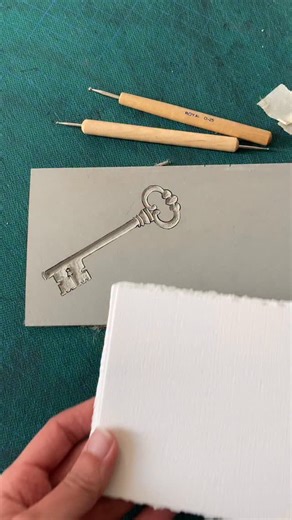 Lucie Spartacus linogravures on Instagram: "Le gaufrage de la Clé. Je grave mon motif dans une plaque de linoleum, je mouille rapidement un morceau de papier Rosaspina de Fabriano que je fixe à ma plaque et je gaufre avec des outils à gaufrer. . . . Embossing the Key. I engrave my design into a sheet of linoleum, quickly wet a piece of Fabriano Rosaspina paper, attach it to my plate, and emboss it with embossing tools. . . . #embossingpaper #embossed #papiergaufré #linoleum #linoleumprint #linog