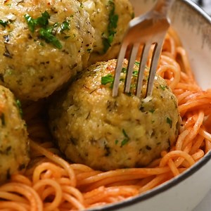 Baked Turkey Meatballs are tender, juicy, and perfectly seasoned. They’re made with simple ingredients but big on flavor! These homemade meatballs are easy to make and healthy for the whole family! https://therecipecritic.com/baked-turkey-meatballs/ | The Recipe Critic