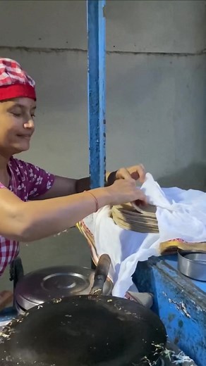 Gujarati Lady selling Home Style Frankie in Jamnagar #gujarat #streetfoodindia | Yum Yum India