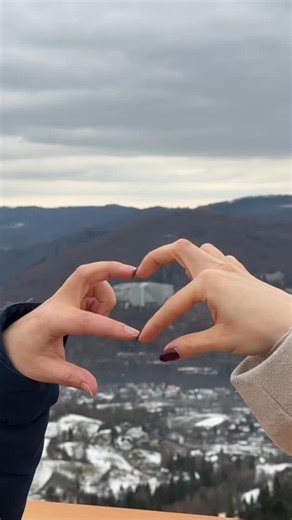 Crystal Mountain • Wisła • hotel • aquapark • SPA • konferencje on Instagram: "Sezon narciarski w Wiśle oficjalnie otwarty! ⛷️ A wraz z nim nowa wieża widokowa na Skolnitym, z której rozciąga się niesamowita panorama Beskidów! 🏔️ Zobaczcie, jak wyglądał ten dzień z perspektywy #CrystalTEAM ❄️ @skolnity #skolnity #wisła #crystalmountain #zimawgórach"