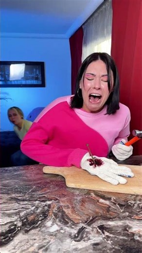 🔨 ¡La broma de la martillo falso que te hará reír! 😂 #diversión