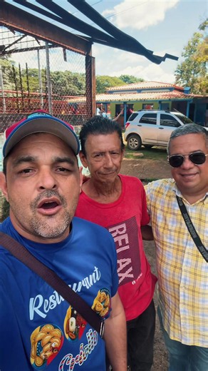 ¡Domingo de pura tradición llanera y buena sazón! 🔥🐎 Nos vinimos a la Manga “Ángel Núñez Morales” (Parque Ferial Chucho Palacio) para disfrutar de la 3era Copa Interetatal de Coleo. ¡No digan que no les avisamos! Y para recargar energías, por acá nos encontramos al propio Nico Mirabal, preparándonos el mejor asado de carne y la mejor carne en vara de toda Venezuela. ¡Una delicia que no se pueden perder! 🇻🇪🥩 ¿Quién se viene a pasar el día con nosotros y a disfrutar de este gran ambiente fami