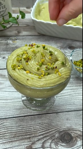 Questa crema al pistacchio ti stupirà. Ricetta completa https://www.vivomangiando.it/recipe/crema-pasticcera-al-pistacchio/ #crema #dolci #pistacchio #ricetta #ricettafacile #food | Cibo Doc