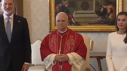 西班牙国王和王后在梵蒂冈受到教皇利奥十四世的接见。女王利用了天主教女王的白色特权。费利佩在圣玛丽亚马焦雷大教堂, 获得荣誉大典的头衔。这一特权自17世纪以来