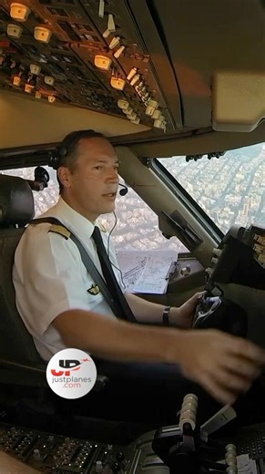 1.7M views · 27K reactions | ✈️ Air France 747-400 landing at Mexico City inbound from Paris CDG | Just Planes | Facebook