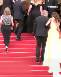 87K views · 396 reactions | The actress was tired of all the etiquette and took off her shoes on the red carpet | Extra Time | Facebook