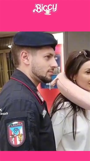 Elettra Lamborghini che chiede ai Carabinieri di prendere a manganellate i partecipanti ai festini bilaterali ✈️ | Biccy.it