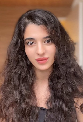 Here are some key Strategies to reduce dietary AGEs: 1️⃣ Change Cooking Methods: Avoid dry-heat, high-temperature cooking like grilling, broiling, frying, and roasting. Utilize moist heat methods: steaming, poaching, stewing, or braising. 2️⃣ Use Acidic Marinades: Marinate meats in lemon juice or vinegar for at least an hour before cooking to reduce AGE formation. 3️⃣ Favor Plant-Based Foods: Consume more fruits, vegetables, and whole grains, which have lower AGE levels even after cooking. 4️⃣ L