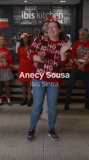 Os nossos seguidores votaram e decidiram quem é o Embaixador ibis de Natal 😍🎄 Depois de ultrapassarem desafios de dança, canto, e conhecimento natalício, houve uma pessoa que se destacou e conquistou o coração de todos 💘 📢 Anecy Sousa chamada à receção! Parabéns! 🏆 Obrigado a todos os participantes pela colaboração! | ibis
