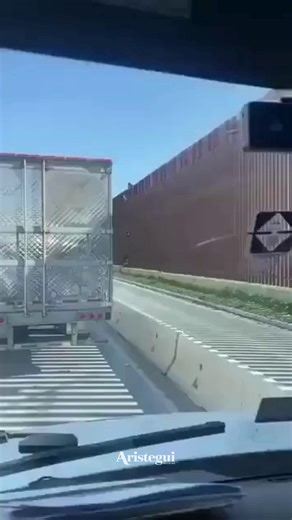 1.1M views · 9K reactions | Una mujer originaria de la costa de Oaxaca falleció al caer del muro fronterizo en Tijuana. El gobierno estatal inició trámites para repatriar su cuerpo. https://ow.ly/jxtB50XAje0 | Aristegui Noticias | Facebook