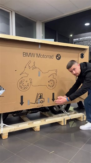 𝐌𝐢𝐠𝐮𝐞𝐥 Á𝐧𝐠𝐞𝐥 ⑥⑥ | Os presento mi nuevo proyecto😮‍💨👇🏼 ~BMW S1000RR 2026 · Special Edition~ El color es una variante del “Isle of Man Matte.” Un color único... | Instagram