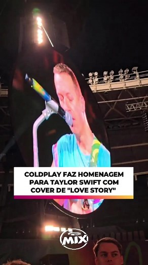 Já queremos ouvir essa versão no Cover Mix! 🥹 Nesta quarta-feira (21), Coldplay preparou uma surpresa para fãs que assistiram ao show de Viena. A banda convidou a compositora Maggie Rogers para homenagear a Taylor Swift com um cover de